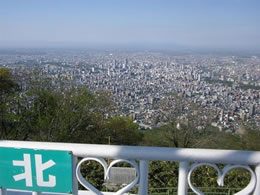 从山顶望出去的札幌的景色，美丽得让人忘了疲惫。