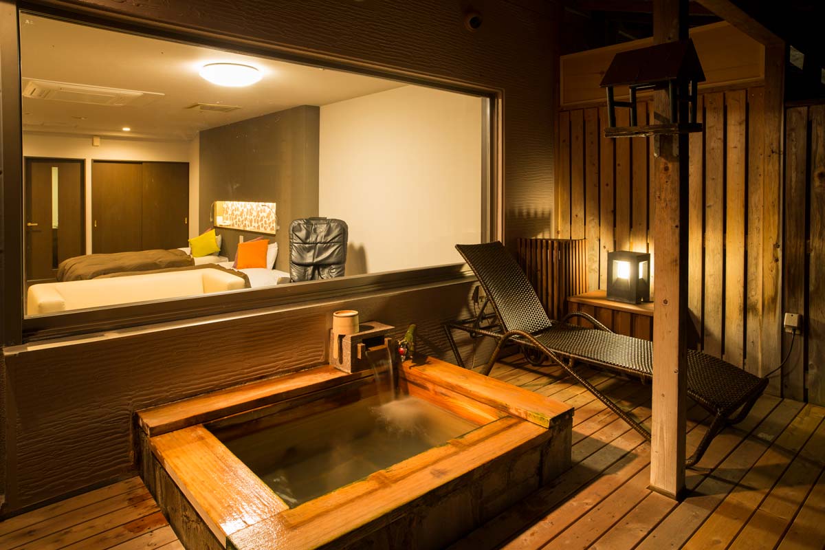 Open-air bath and guest rooms