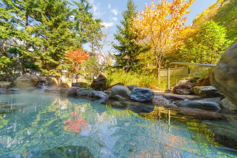 Autumn open-air bath