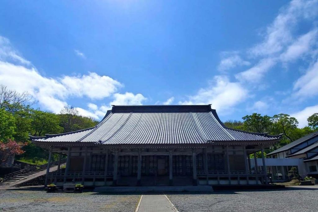 Esashi Higashi-Betsuin temple：Entering the city of Esashi from the direction of Hakodate, a massive temple gate and a large tiled roof in the middle of the mountain draws immediate attention. It is one of the six historic Shinshu Otani-ha Betsuin temples in Hokkaido.