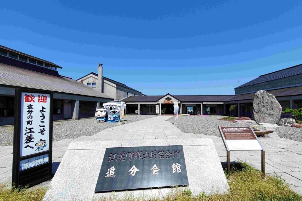 Oiwake Hall / Esashi Float Hall：Informative material relating to the history and transitions of Esashi oiwake music is on display, and between the end of April to October stage performances are held showing Esashi music and Hokkaido folk songs.
In the adjoining 'Yama Kaikan' (Float Hall), you can view the floats called dashi that were used in Hokkaido's oldest festival, the Ubagami Daijingu Togyo Festival.