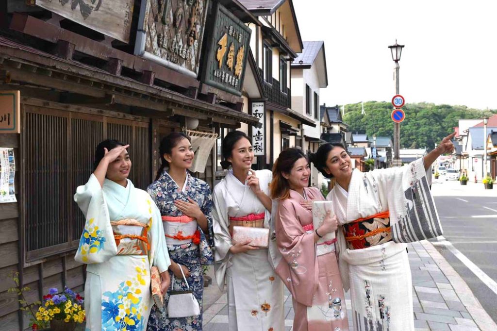 Stroll the historical town in a kimono