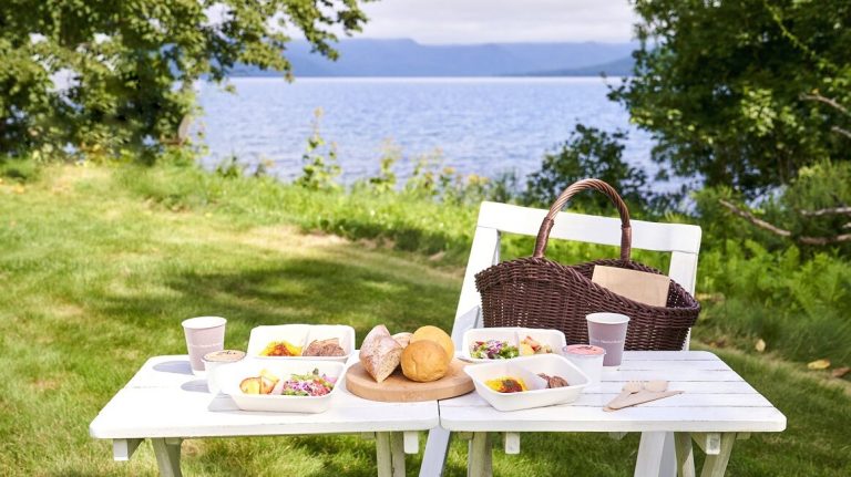Enjoy a lakeside breakfast with a picnic vibe.